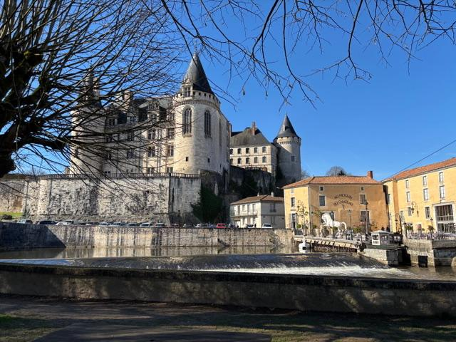 Le château et le restaurant Le château et le restaurant